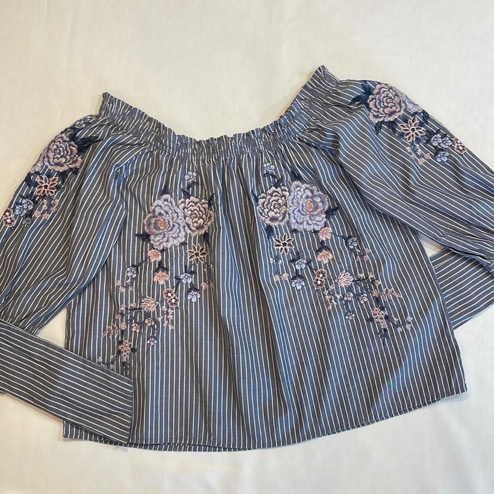 🎈AMERICAN EAGLE off shoulder striped embroidered floral top Size XS - Picture 2 of 16